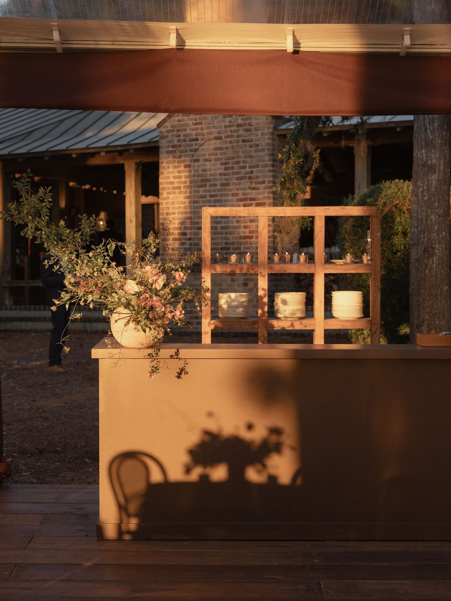 271 A0549 websize danielcolvinphotography haley kelly private home 40x135 clear gable plank odin bar