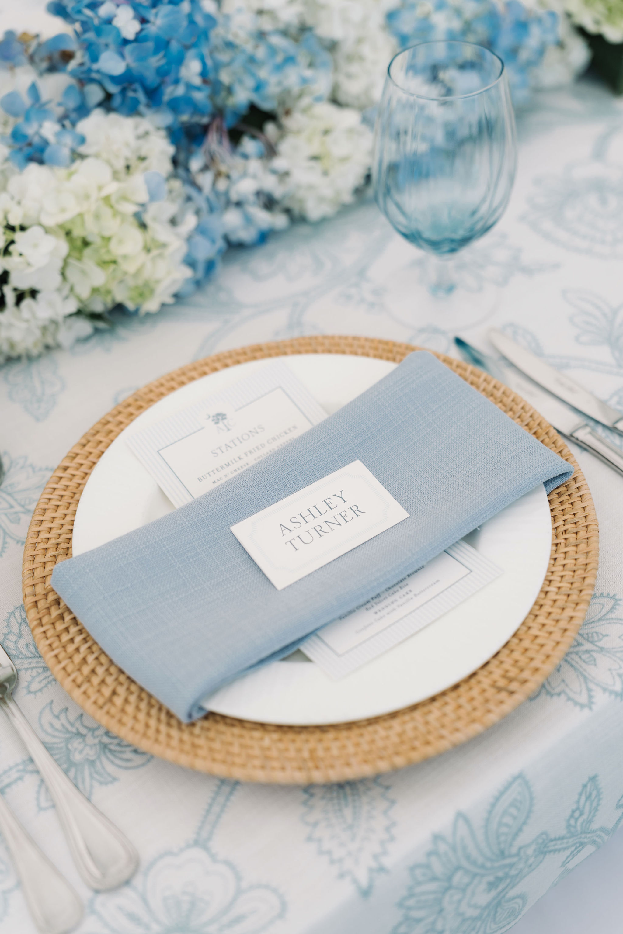 Ashley Christian Kiawah Ocean Course Wedding 386 aaronandjillian acb ocean course honey rattan panama napkin