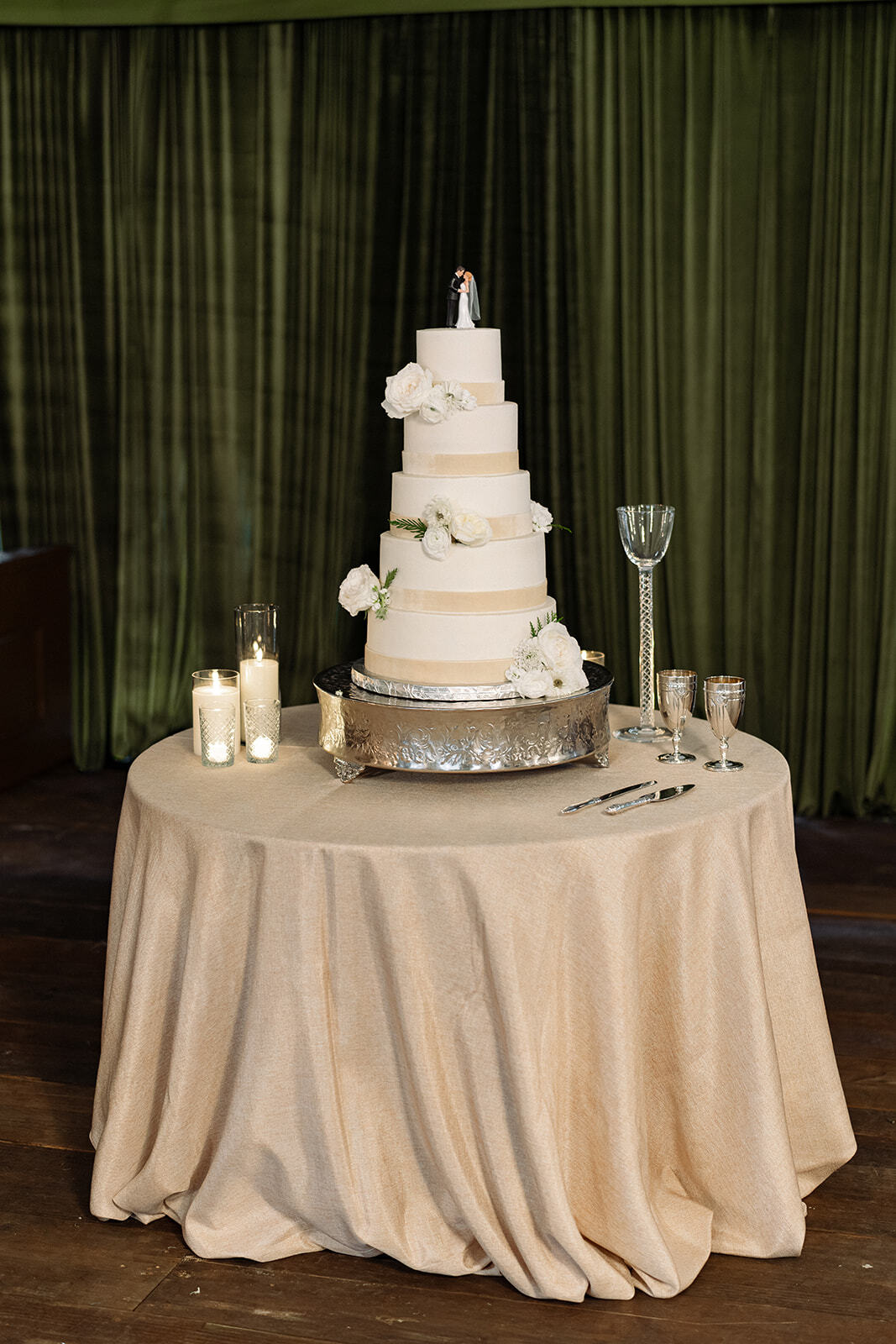 MWF Mabry Wedding Kailee Di Meglio Photography 521 websize hill and co hampton preston cake plateau